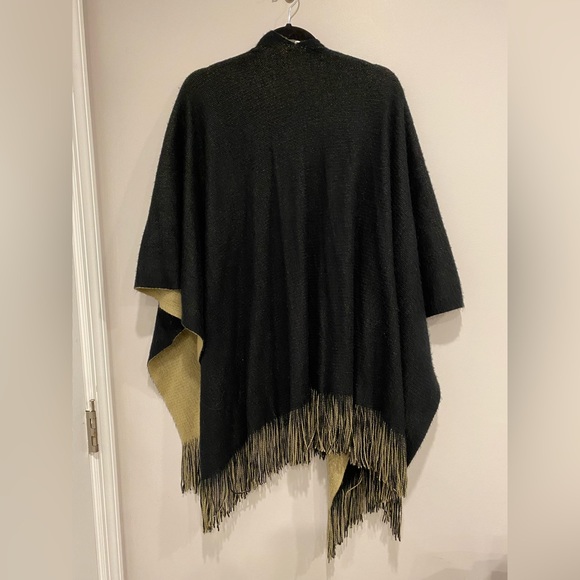 NWOT Black & Tan Poncho Style Shawl Wrap with Fringe - Picture 5 of 5